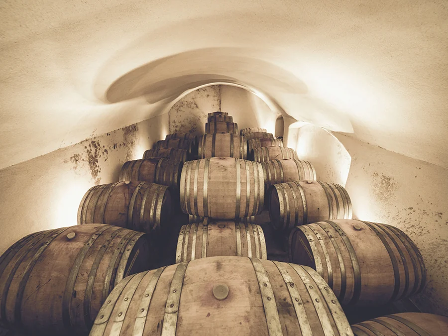 Barriques dans la cave du Château de la Font du Loup